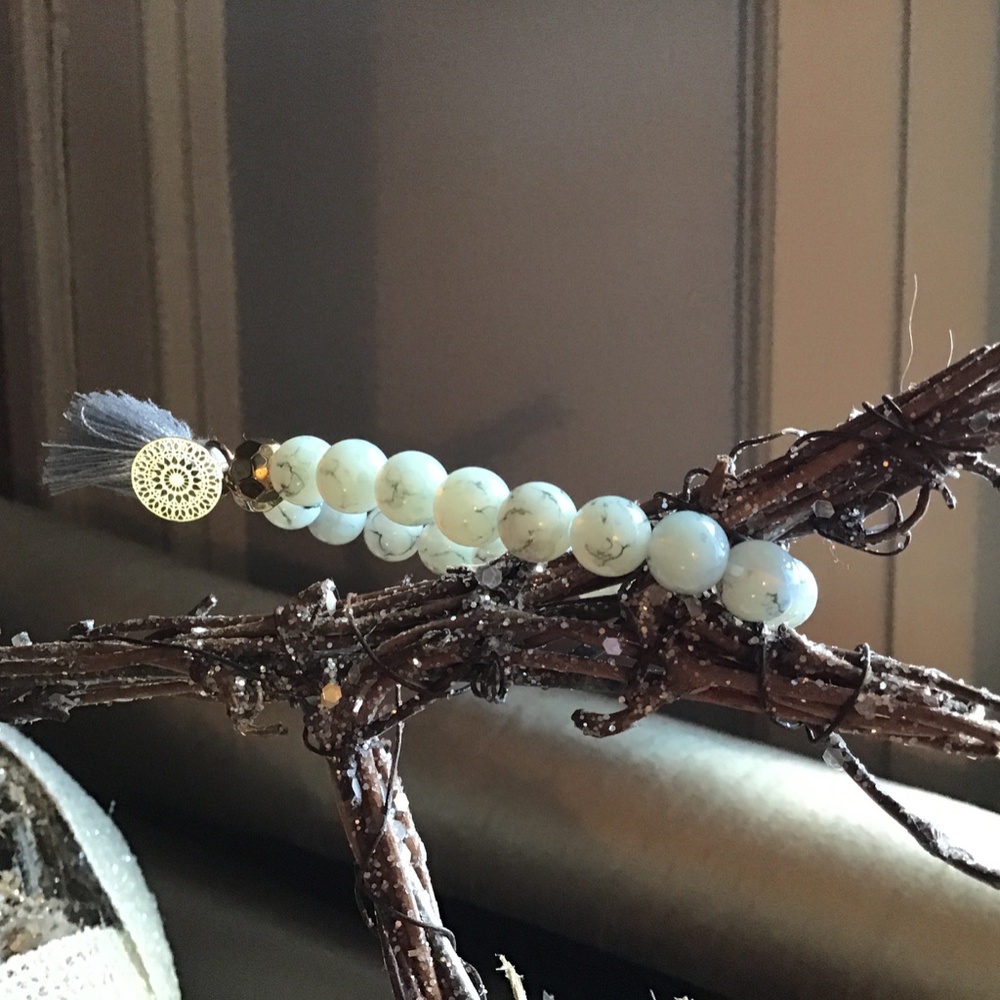 Boutique Howlite set of 4 beaded bracelets in goldtone with tassel accent NWT - Picture 2 of 9